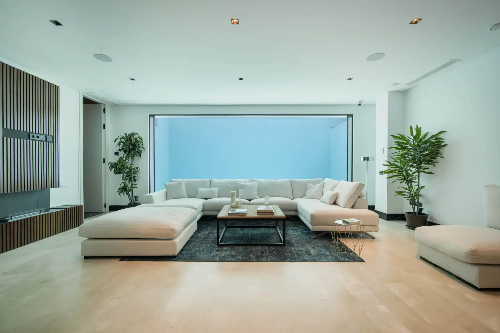 Sala d'estar de Casa o xalet en venda en Marbella amb Aire condicionat, Jardí privat i Terrassa
