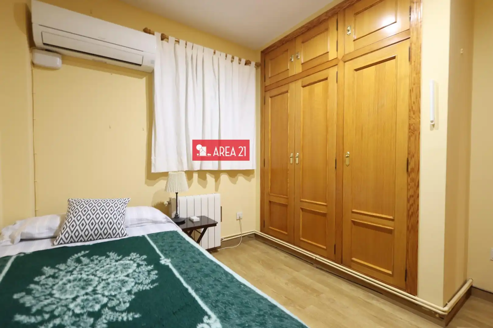 Dormitori de Àtic en venda en La Pobla de Vallbona amb Aire condicionat, Parquet i Terrassa