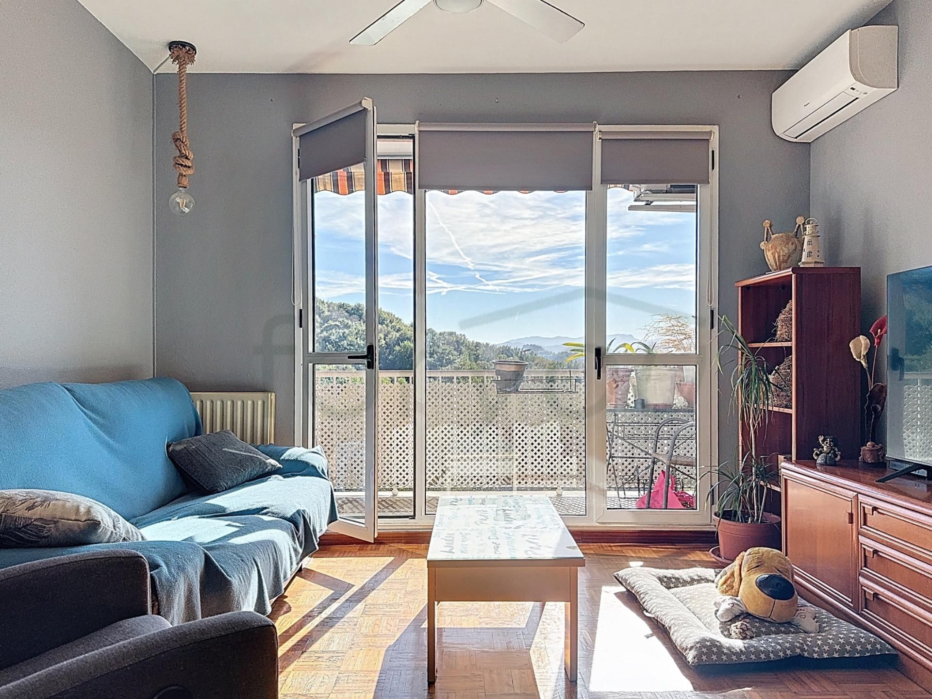 Sala d'estar de Pis en venda en Donostia - San Sebastián  amb Calefacció, Traster i Balcó