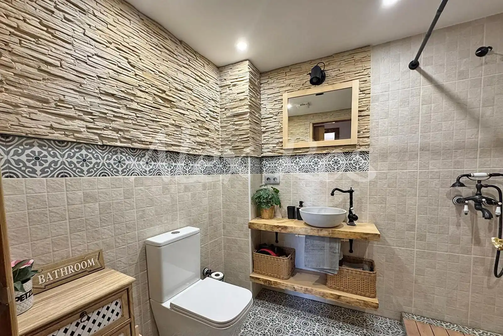 Badezimmer von Wohnungen zum Verkauf in Bellver de Cerdanya mit Terrasse, Abstellraum und Möbliert