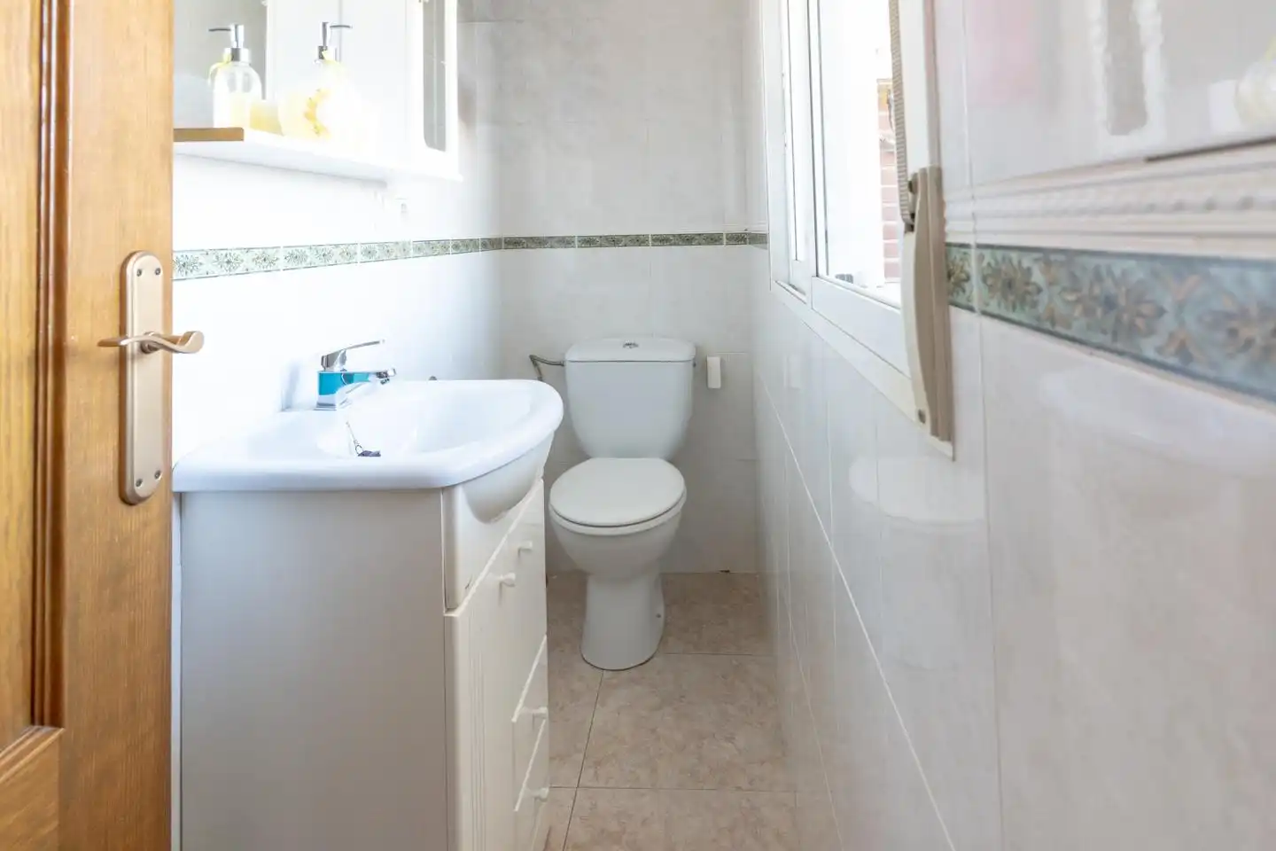 Badezimmer von Einfamilien-Reihenhaus zum Verkauf in Santa Pola mit Klimaanlage, Privatgarten und Terrasse