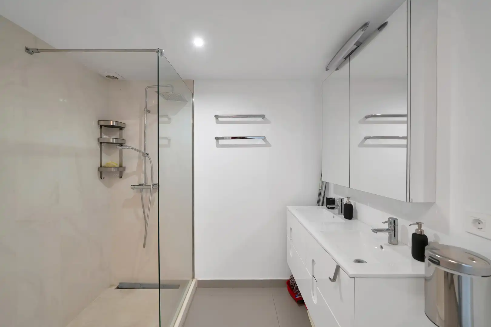 Baño de Apartamento en venta en Marbella con Calefacción, Terraza y Piscina comunitaria