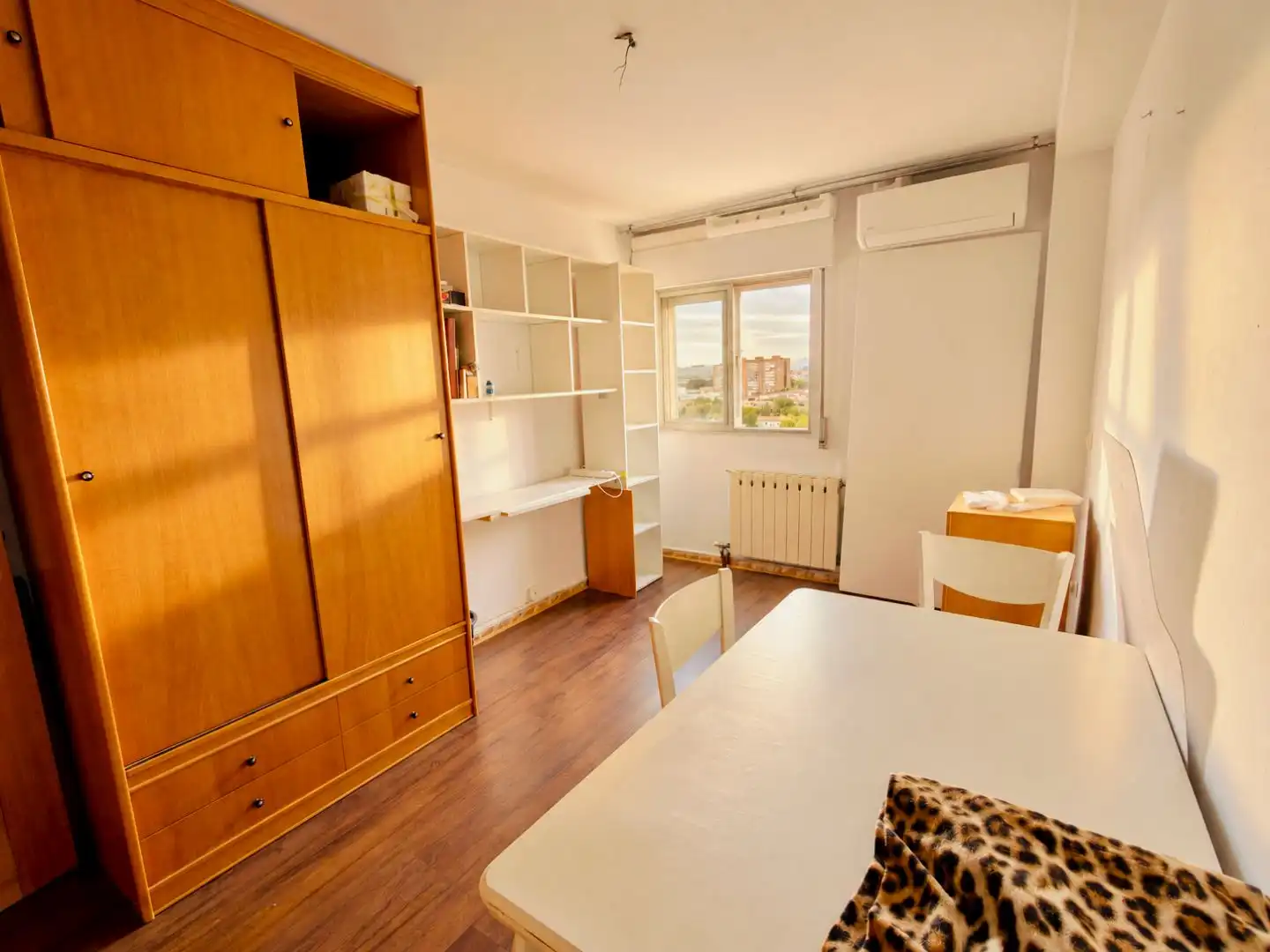 Schlafzimmer von Wohnungen zur Miete in Madrid mit Klimaanlage, Heizung und Parkett