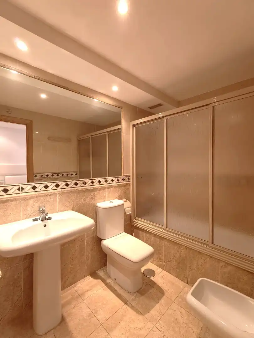 Badezimmer von Wohnung zum Verkauf in Madrid mit Klimaanlage, Heizung und Abstellraum