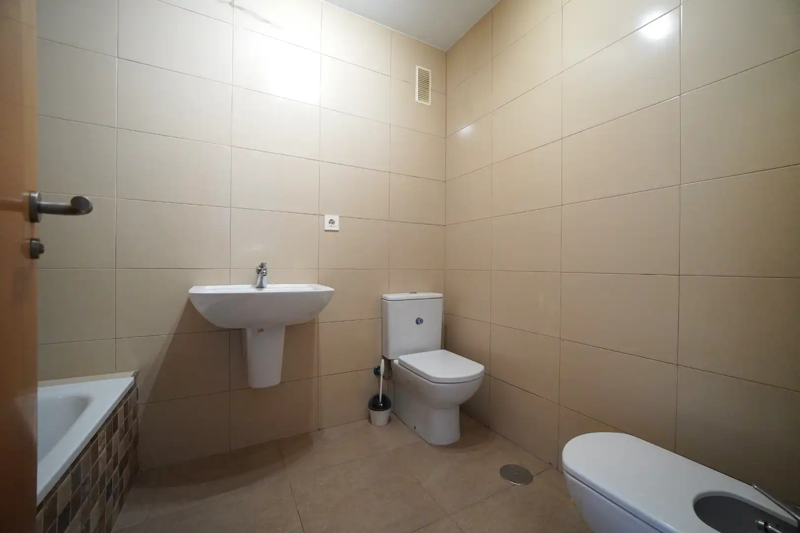 Baño de Piso en venta en Roquetas de Mar con Aire acondicionado, Terraza y Amueblado