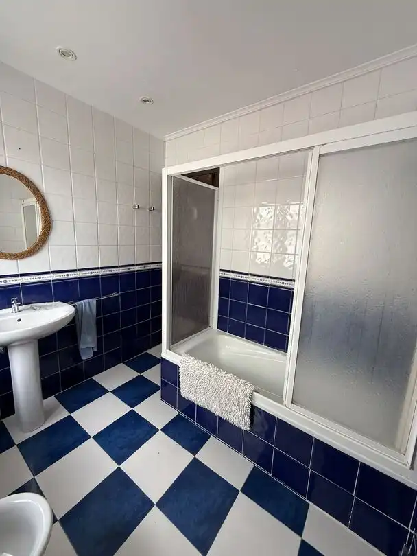Badezimmer von Wohnung zur Miete in Sopela mit Privatgarten und Schwimmbad