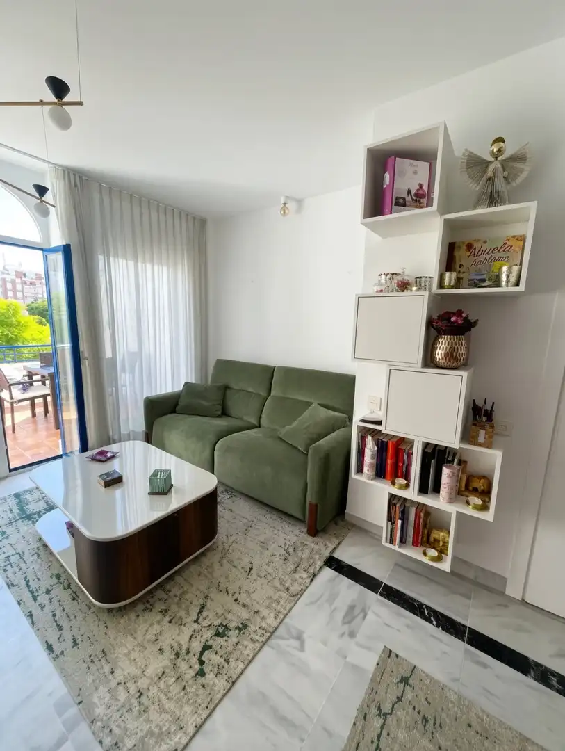 Sala d'estar de Dúplex en venda en Marbella amb Aire condicionat, Terrassa i Traster