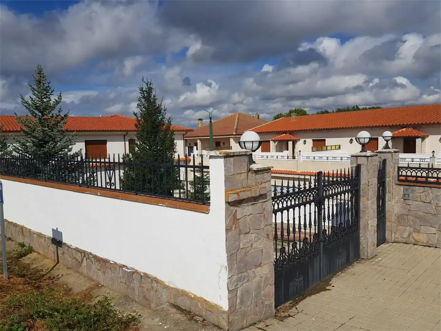 Vista exterior de Casa adosada en venda en Molezuelas de la Carballeda amb Balcó