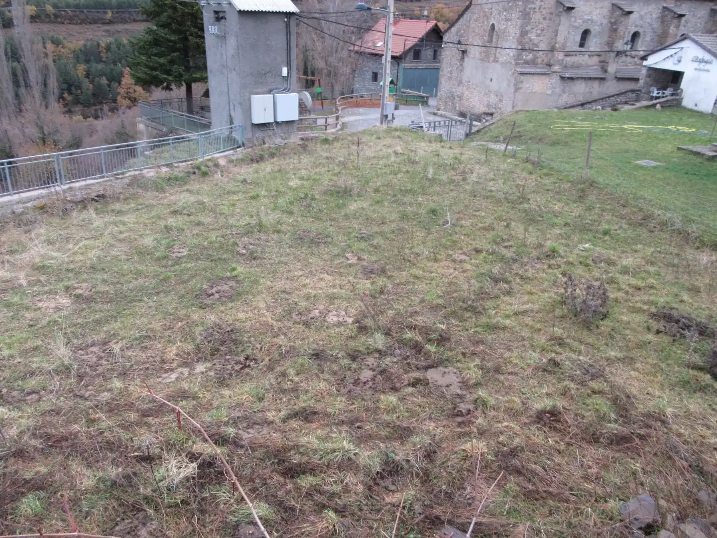 Houses for sale in Yésero  with Private garden