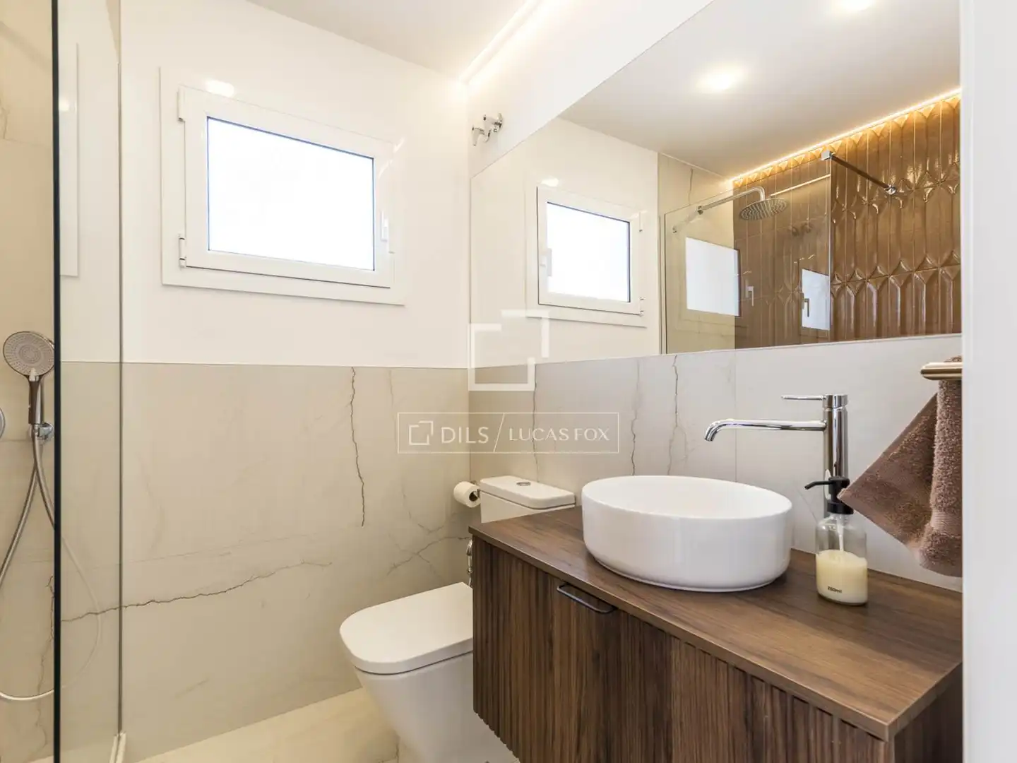 Bathroom of Attic for sale in Barcelona  with Air Conditioner, Terrace and Balcony