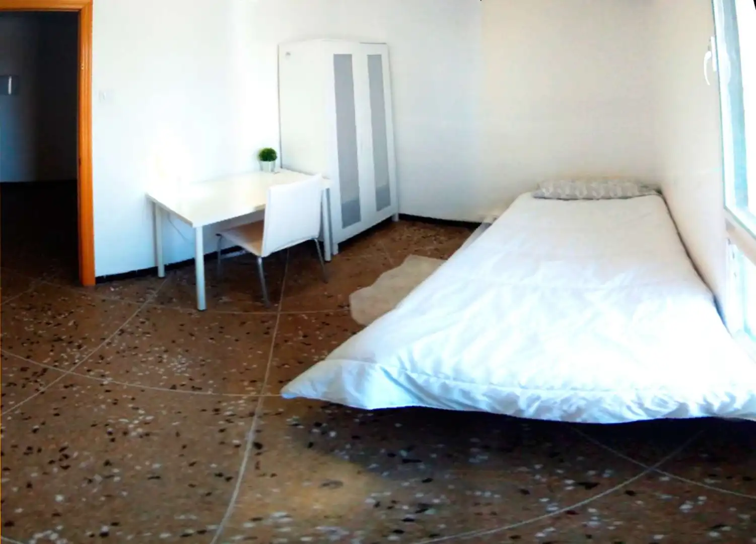 Schlafzimmer von Wohnung zur untervermieten in Valencia mit Klimaanlage, Heizung und Terrasse