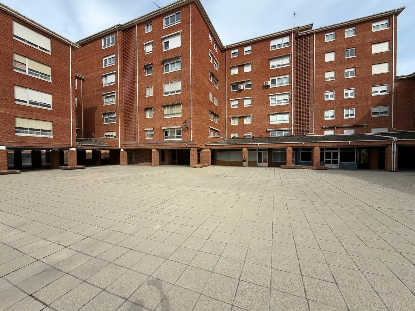 Vista exterior de Piso en venta en Venta de Baños con Calefacción, Parquet y Terraza