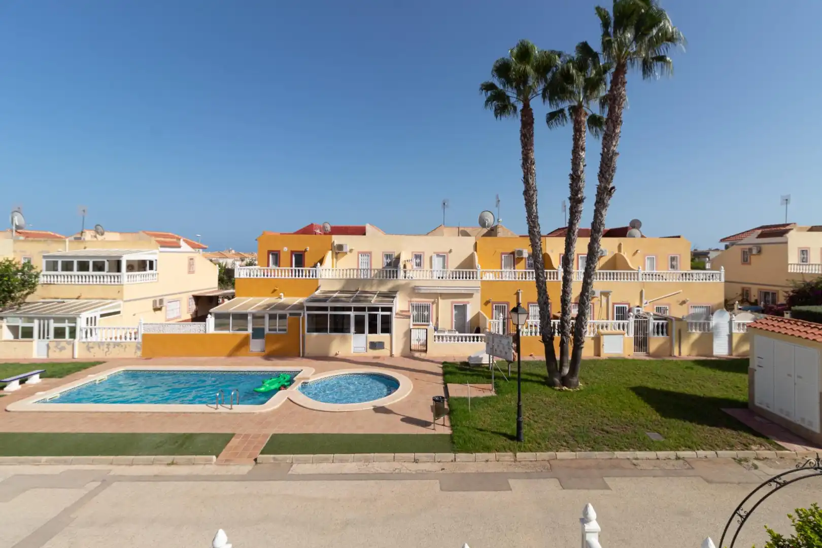 Vista exterior de Casa o xalet en venda en Orihuela amb Calefacció, Piscina i Piscina comunitària