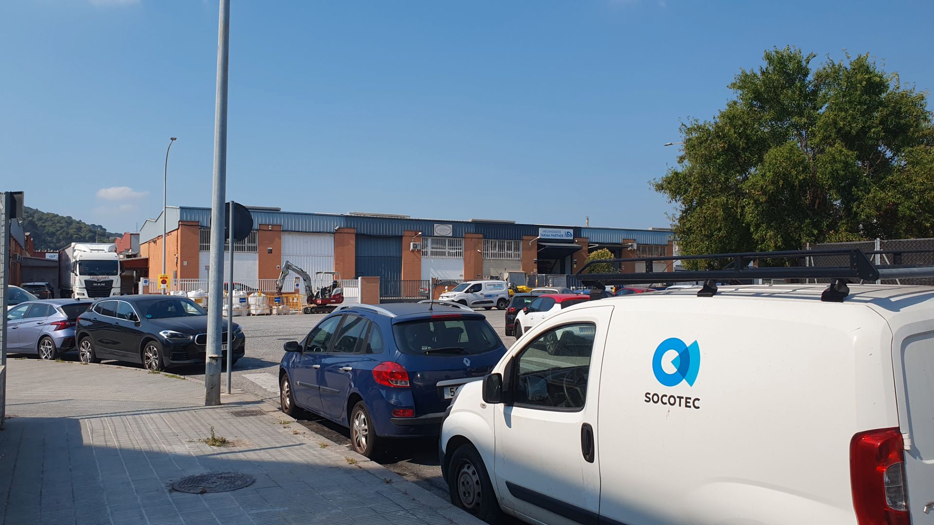 Vista exterior de Nau industrial de lloguer en Montcada i Reixac amb Calefacció i Alarma