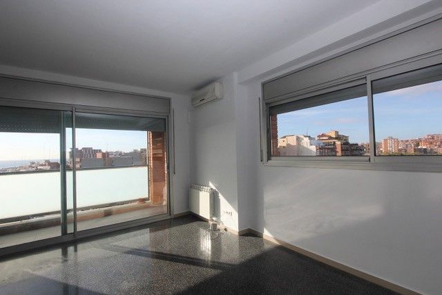 Dormitori de Dúplex de lloguer en Badalona amb Aire condicionat, Calefacció i Terrassa