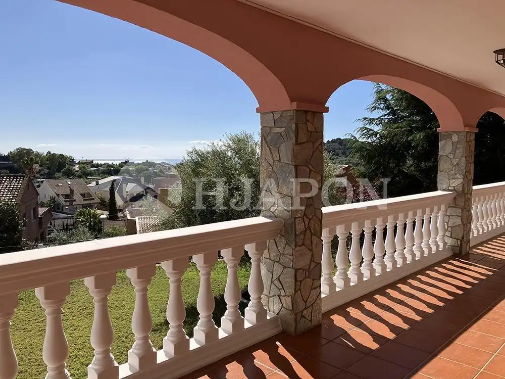 Terrassa de Casa o xalet en venda en Badalona amb Calefacció, Jardí privat i Traster