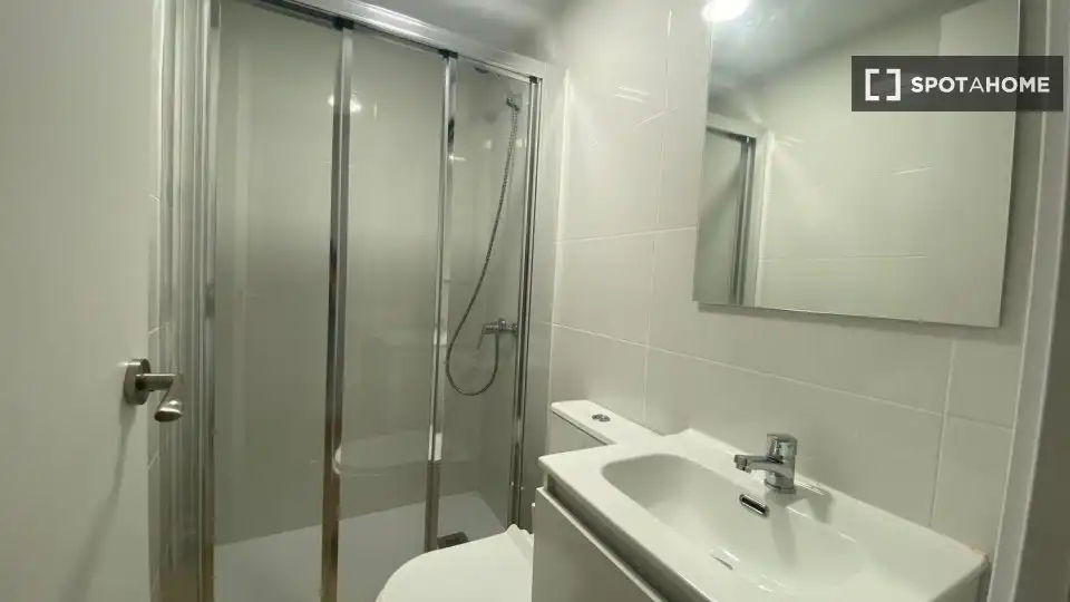 Bany de Pis de lloguer en Madrid amb Aire condicionat, Calefacció i Moblat