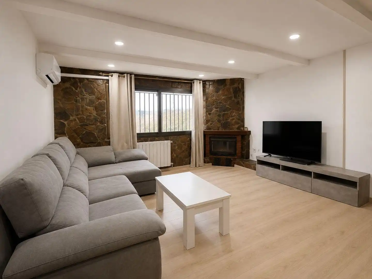 Sala de estar de Casa o chalet en venta en Esparreguera con Aire acondicionado, Calefacción y Jardín privado