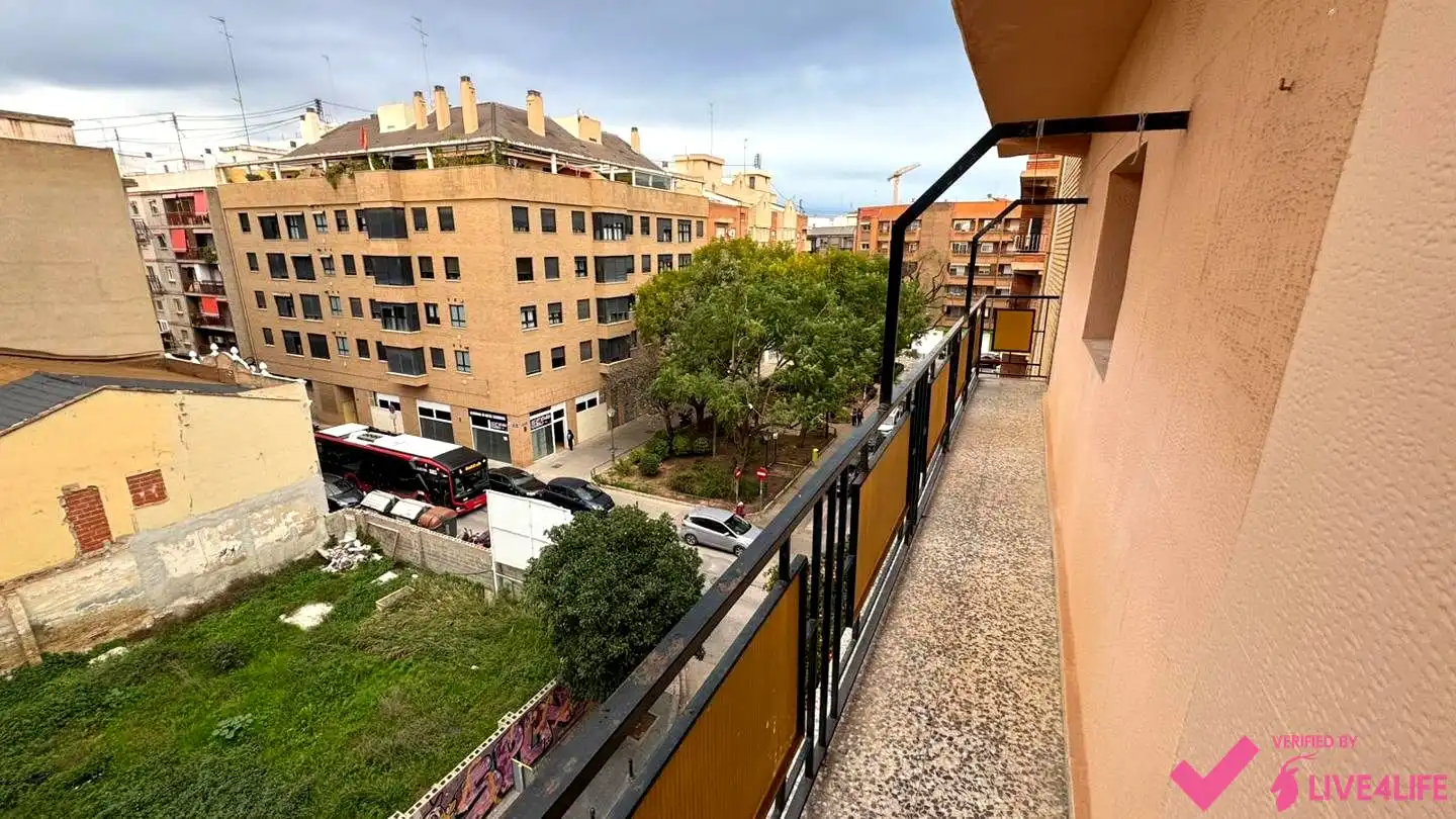 Vista exterior de Piso para compartir en Valencia con Calefacción y Amueblado