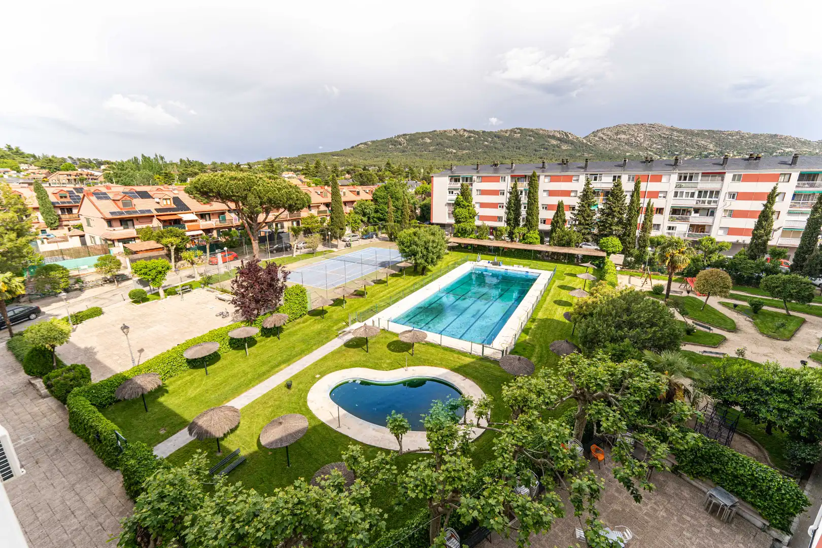 Schwimmbecken von Wohnung zum Verkauf in Moralzarzal mit Klimaanlage, Heizung und Privatgarten