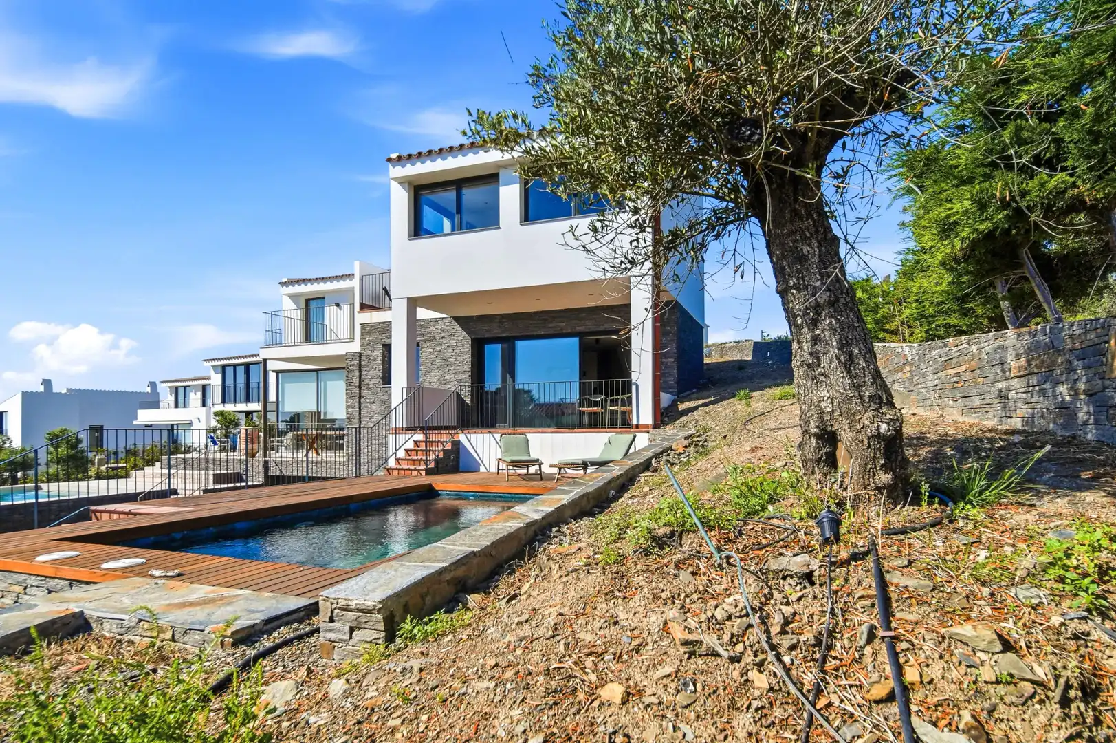 Außenansicht von Einfamilien-Reihenhaus zum Verkauf in Cadaqués mit Privatgarten, Terrasse und Schwimmbad
