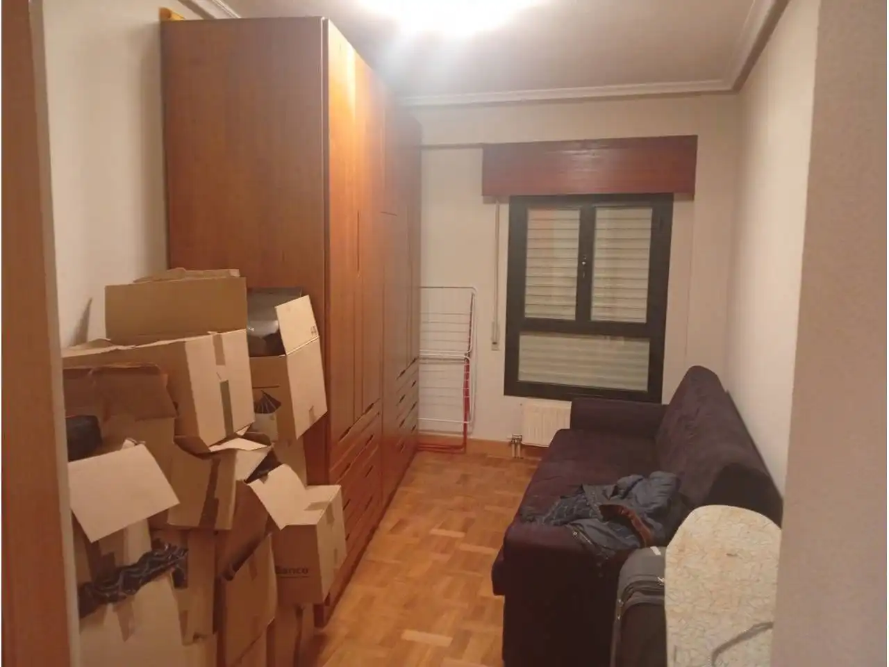 Dormitori de Pis en venda en Oviedo  amb Calefacció, Parquet i Moblat