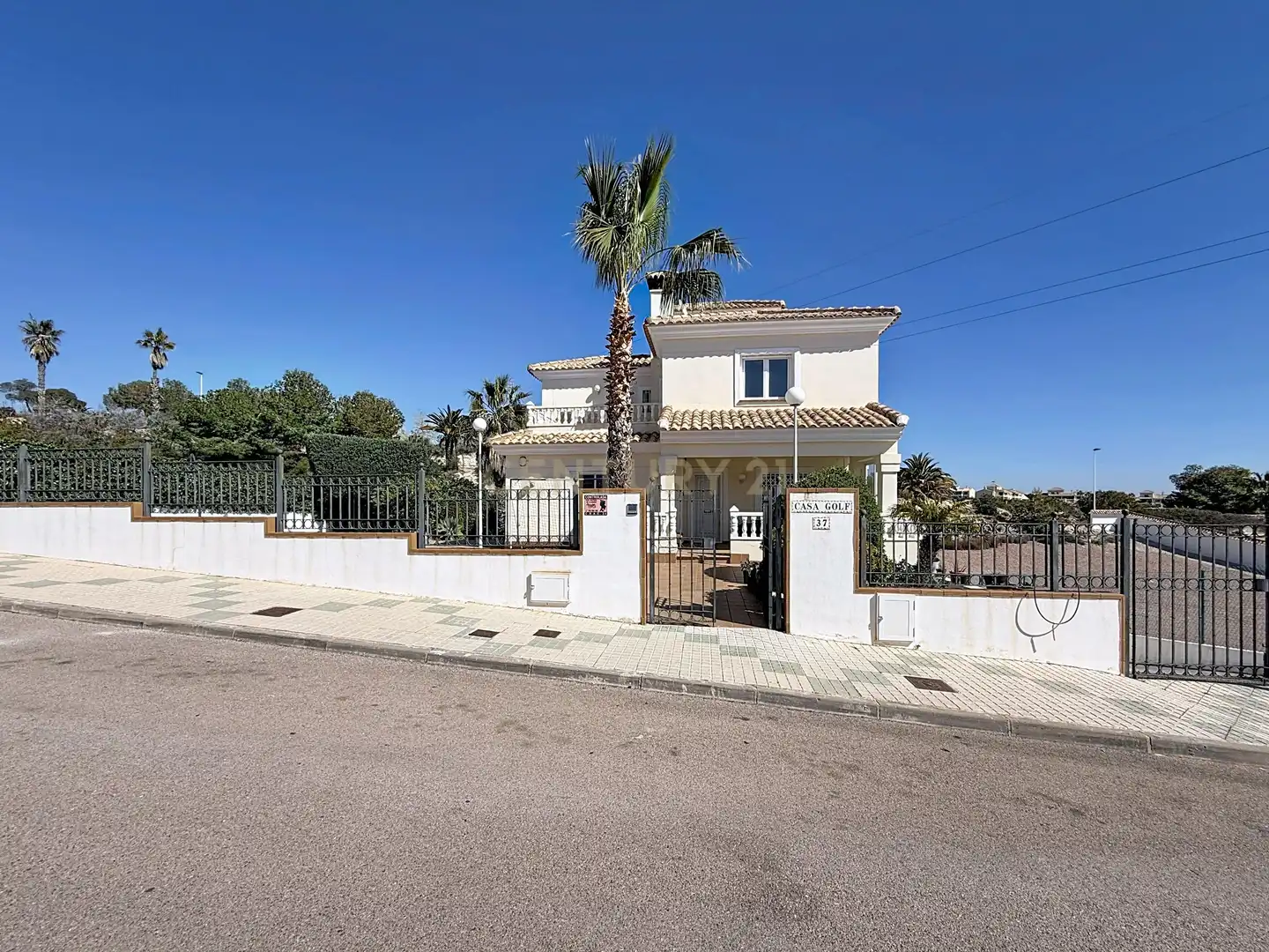 Vista exterior de Casa o xalet en venda en Orihuela amb Jardí privat, Traster i Piscina