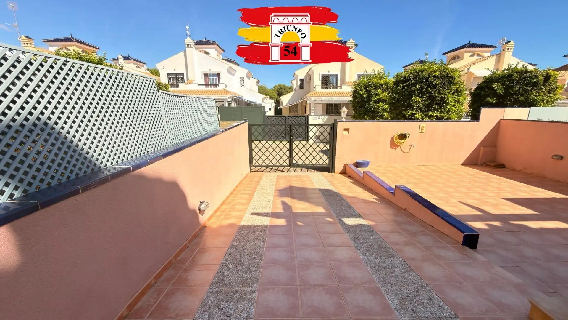Vista exterior de Casa adosada en venta en Pilar de la Horadada con Aire acondicionado, Jardín privado y Amueblado
