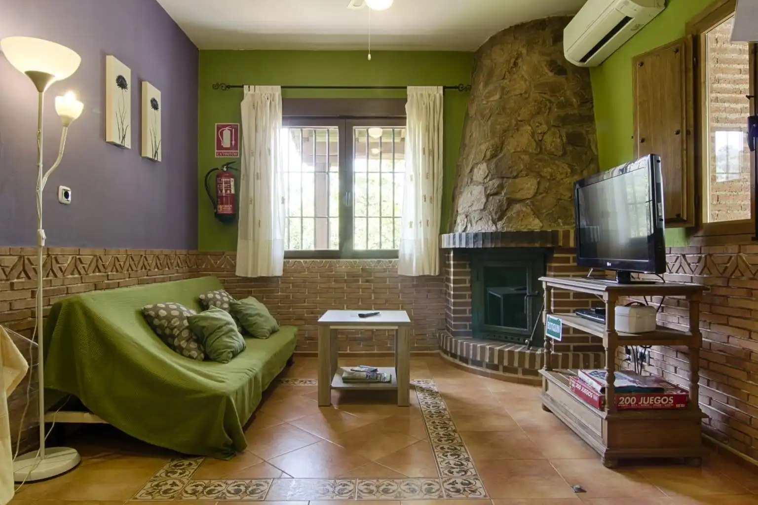 Sala d'estar de Casa o xalet en venda en Candeleda amb Aire condicionat, Calefacció i Jardí privat