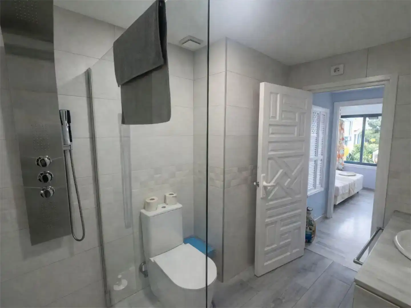 Baño de Piso en venta en Roquetas de Mar con Aire acondicionado, Piscina y Amueblado