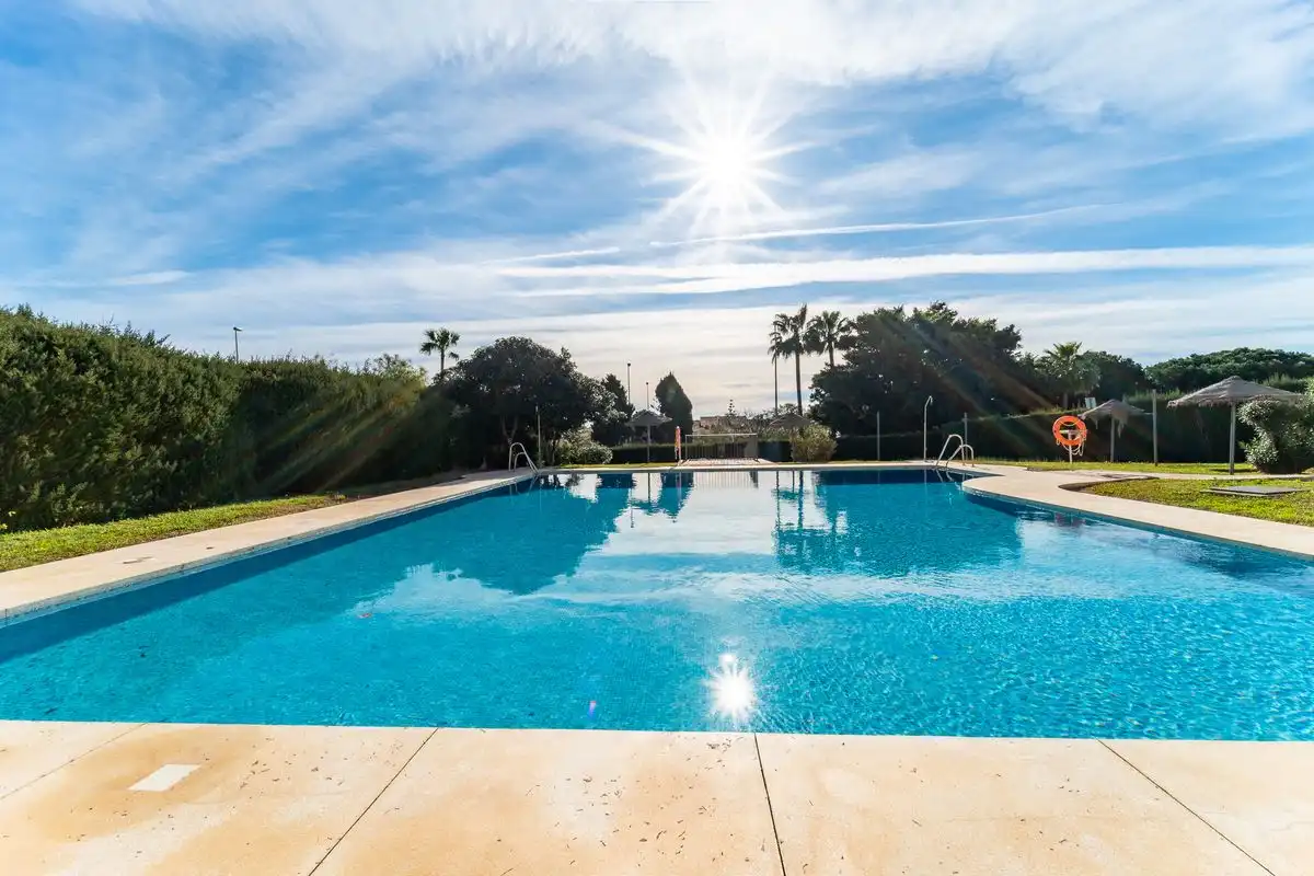Piscina de Pis en venda en Mijas amb Aire condicionat, Calefacció i Jardí privat