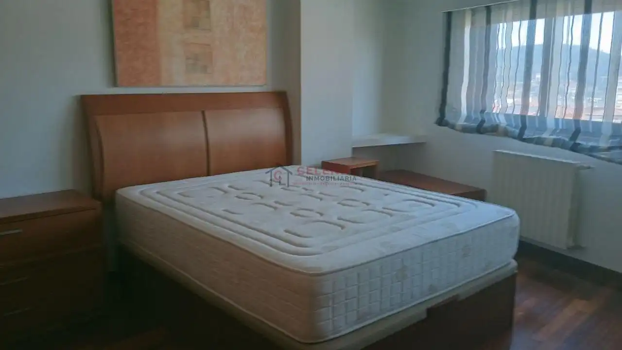 Dormitori de Dúplex de lloguer en Ourense Capital  amb Calefacció, Parquet i Traster