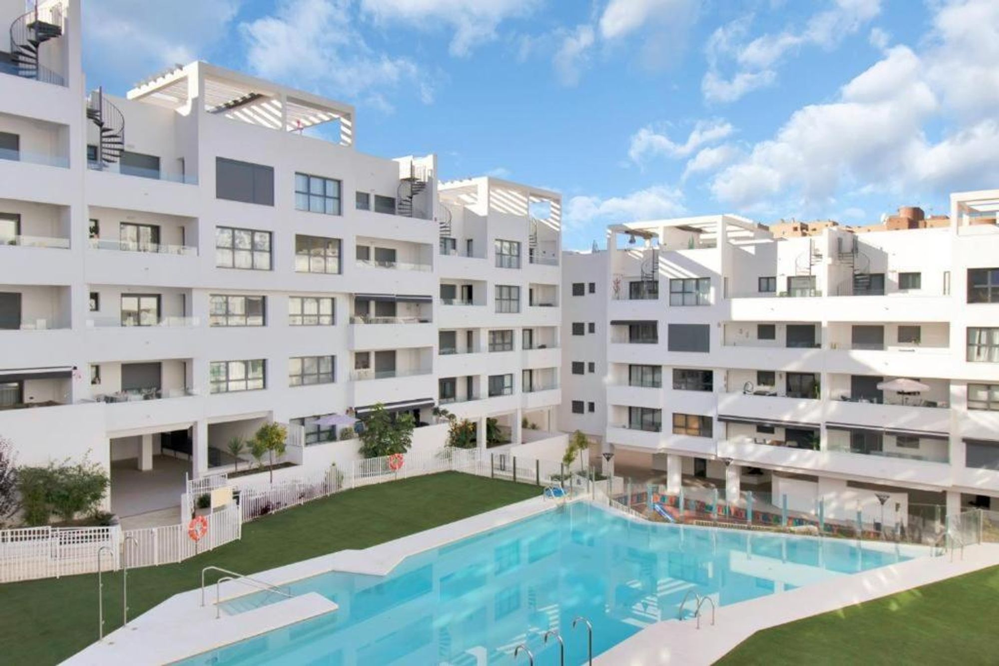 Vista exterior de Ático en venta en Estepona con Terraza y Balcón