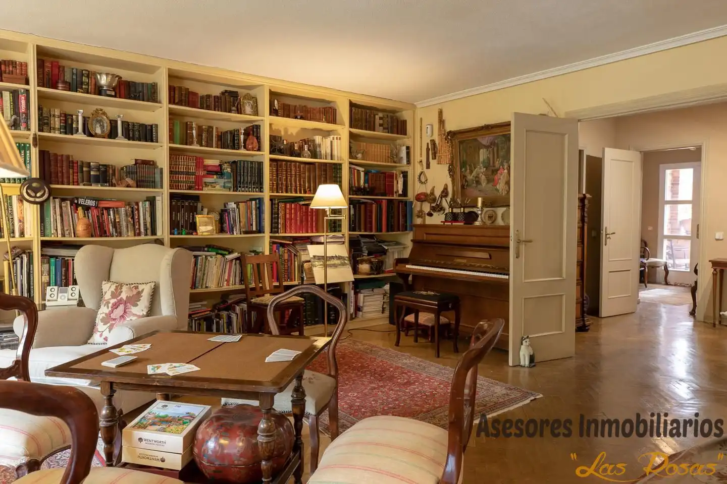 Wohnzimmer von Einfamilien-Reihenhaus zum Verkauf in Madrid mit Klimaanlage, Heizung und Privatgarten
