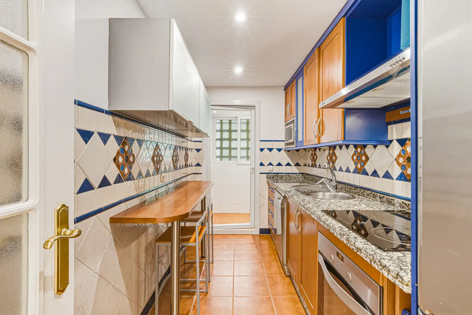 Cuina de Planta baixa en venda en Marbella amb Aire condicionat, Terrassa i Piscina