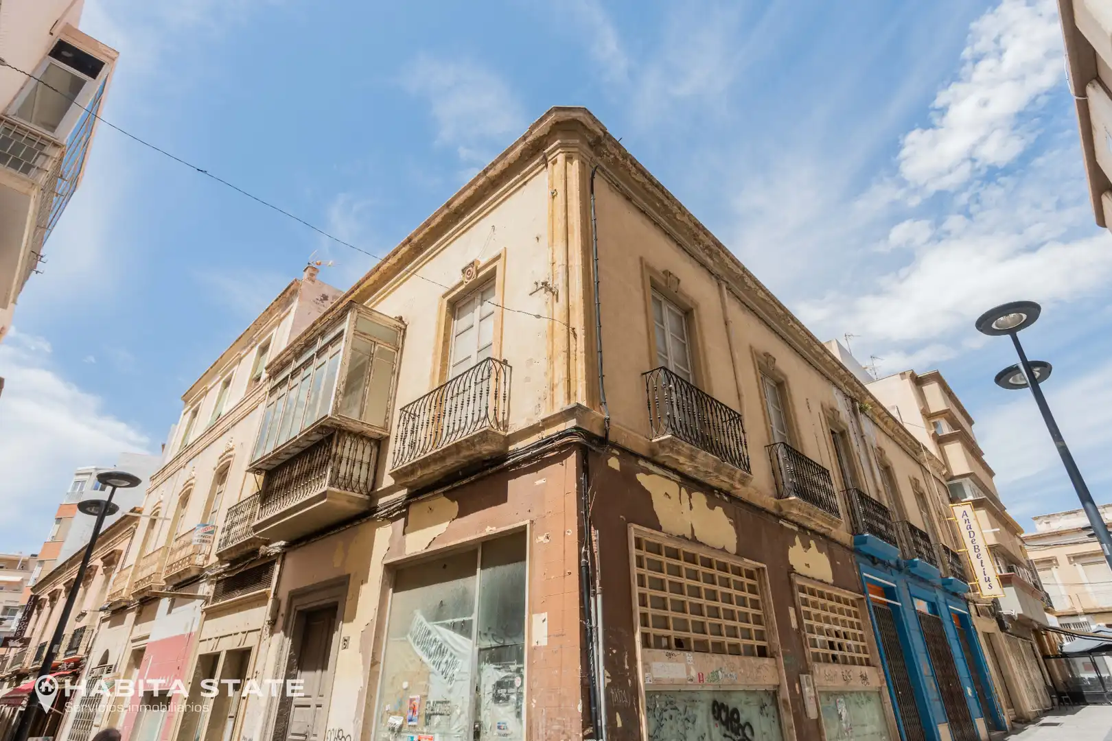 Vista exterior de Edifici en venda en Almería