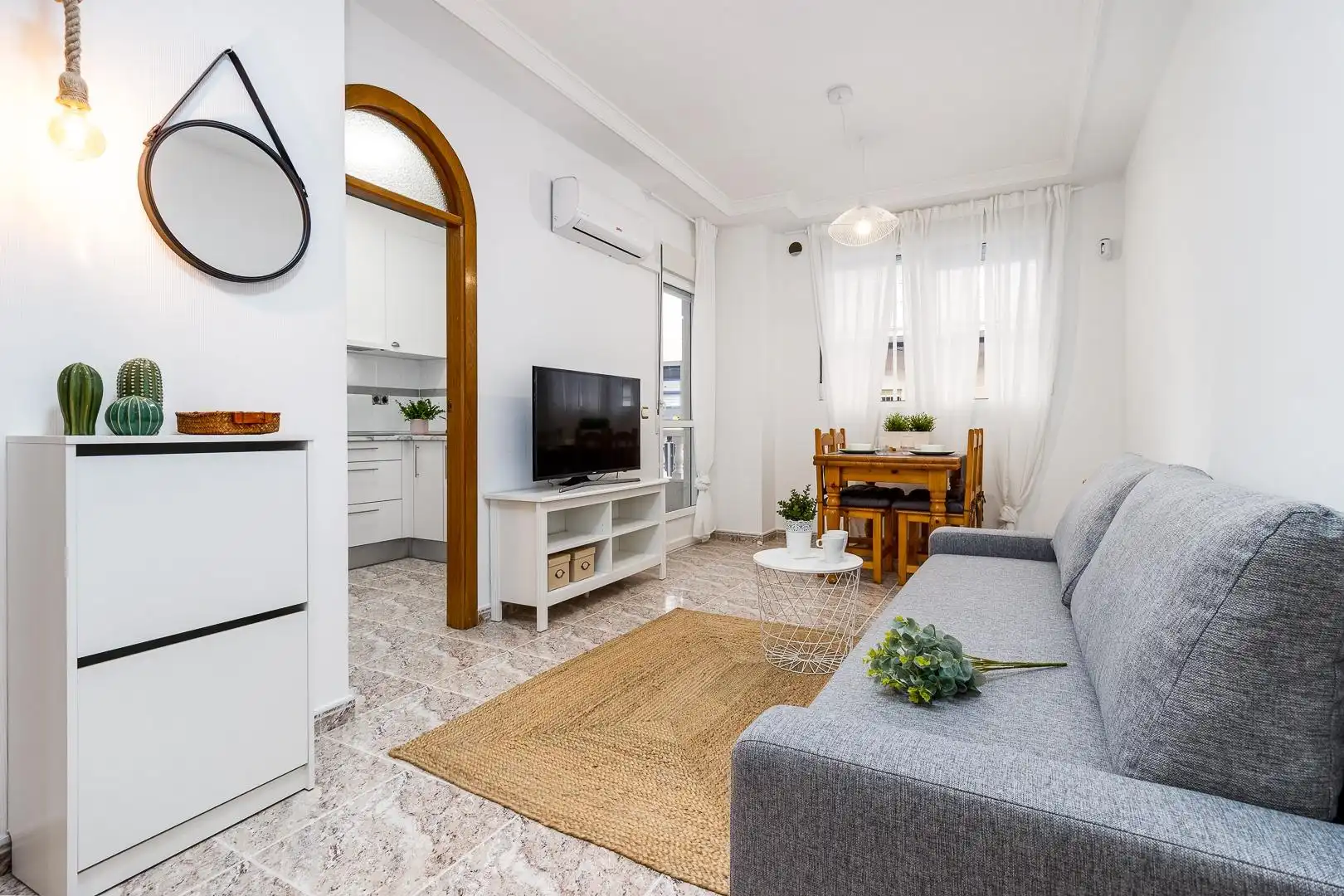 Sala de estar de Apartamento de alquiler en Torrevieja con Aire acondicionado, Terraza y Amueblado