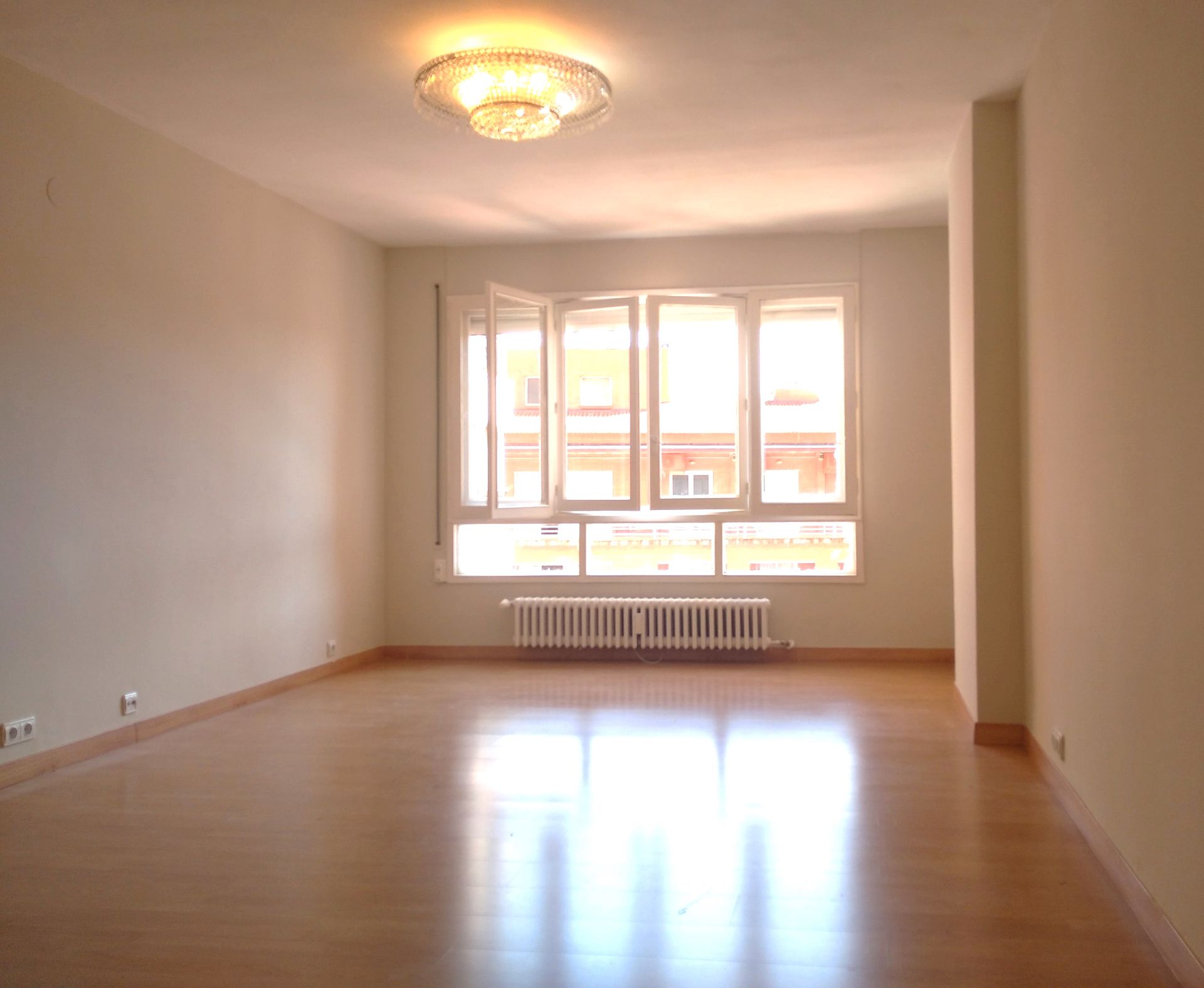 Sala d'estar de Pis de lloguer en  Zaragoza Capital amb Parquet, Forn i Rentadora