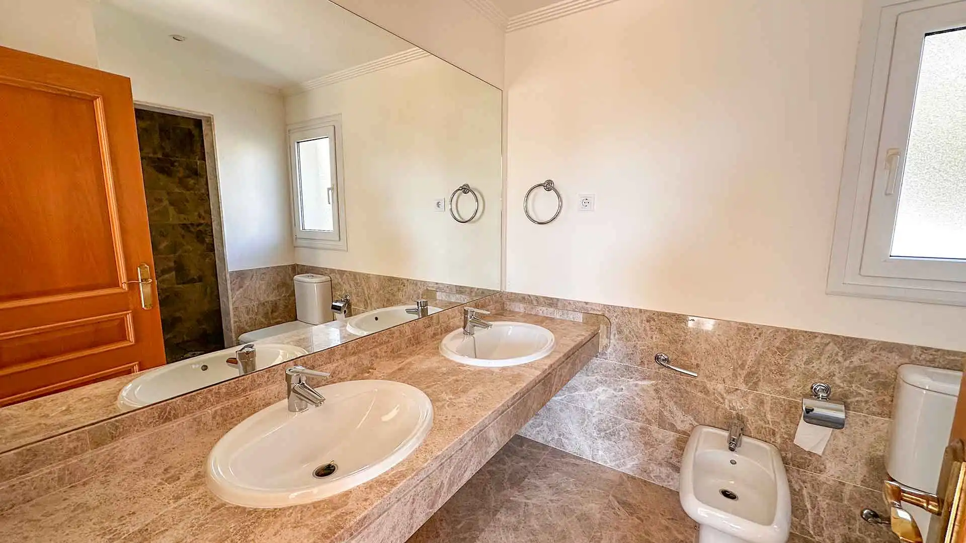 Baño de Casa adosada de alquiler en Marbella con Aire acondicionado, Jardín privado y Terraza