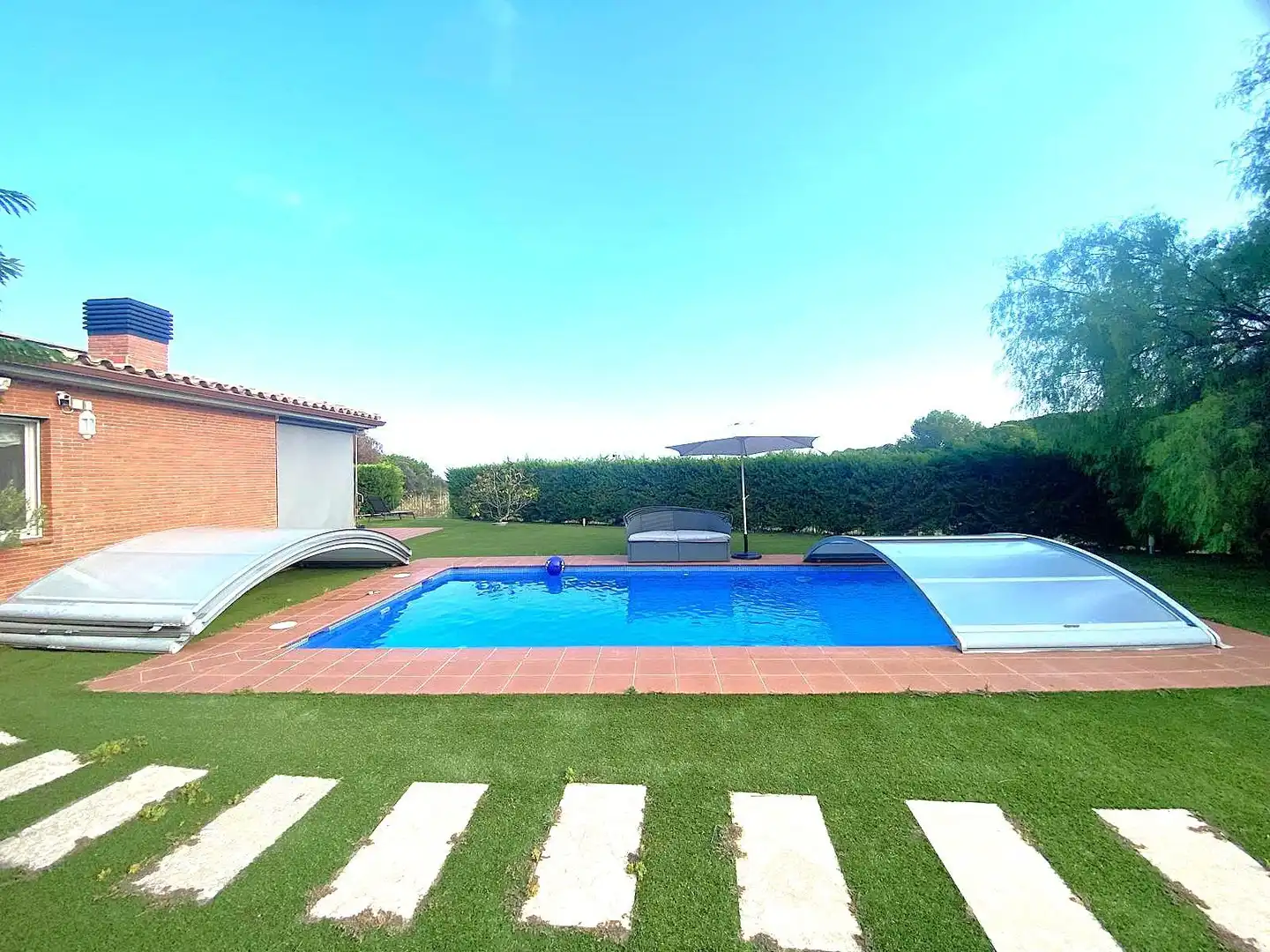 Schwimmbecken von Haus oder Chalet zum Verkauf in Sant Vicenç de Montalt mit Klimaanlage, Heizung und Privatgarten