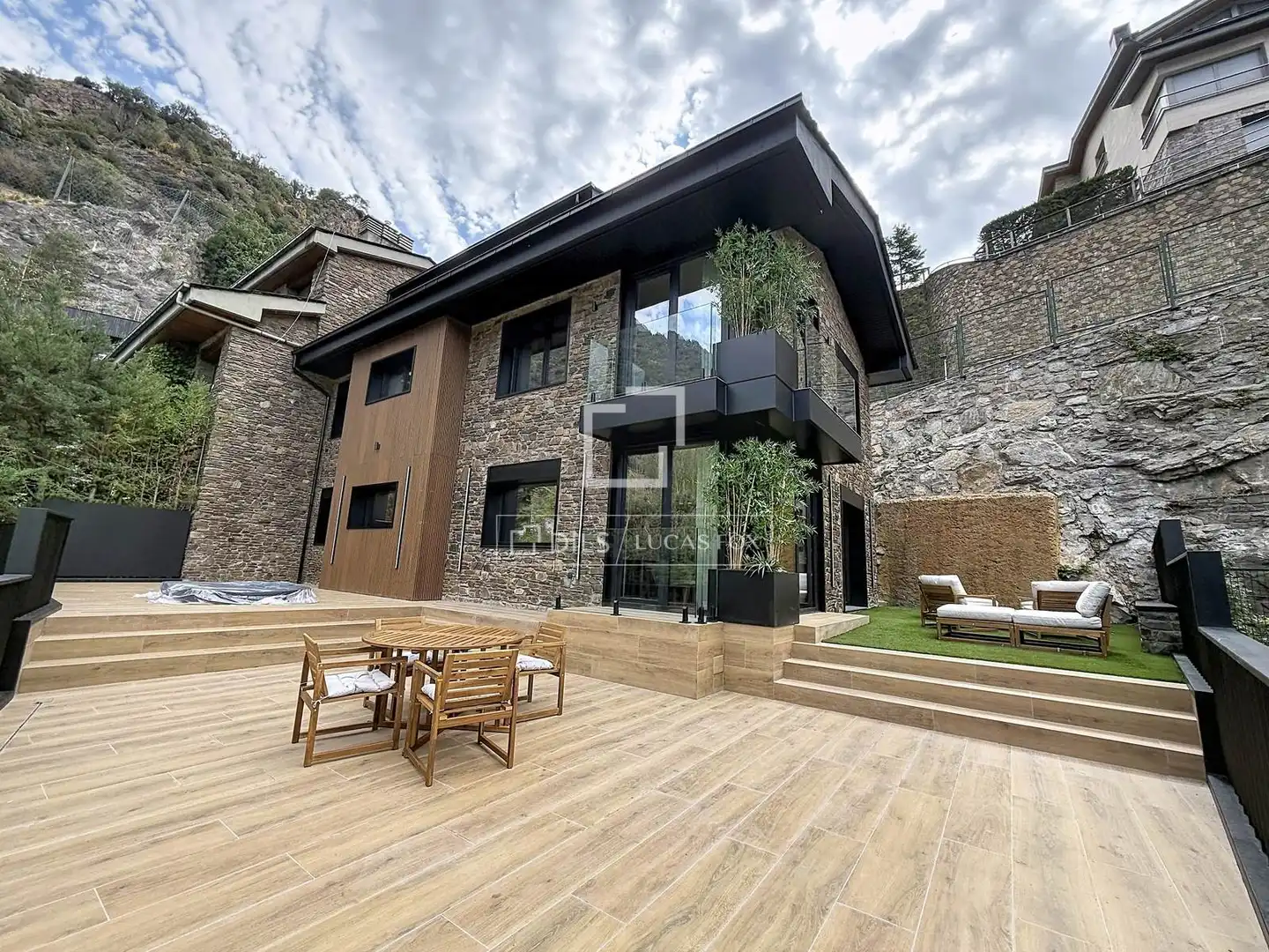 Terrassa de Casa o xalet en venda en Madrid amb Calefacció, Jardí privat i Parquet