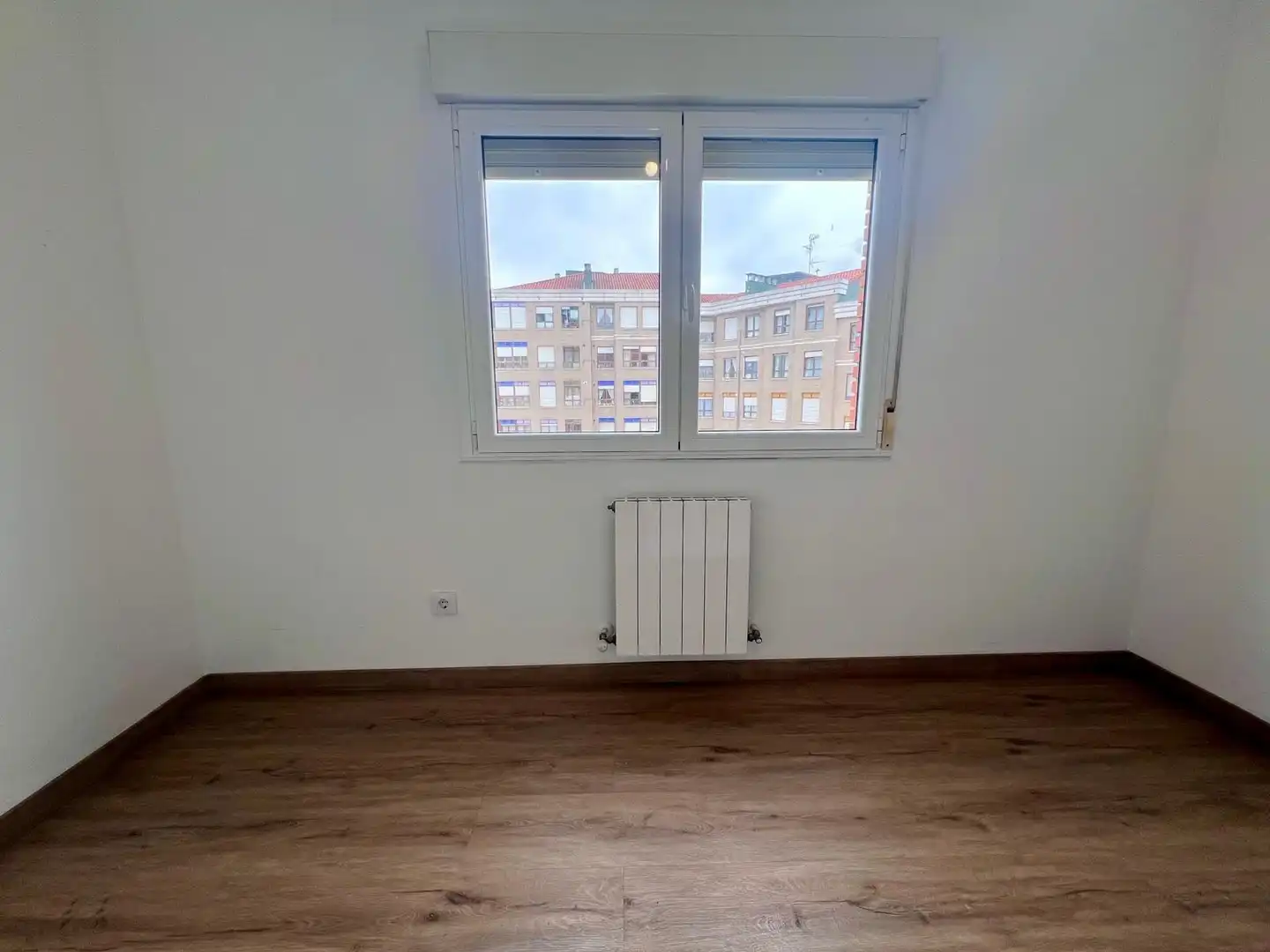 Dormitori de Pis en venda en Oviedo  amb Calefacció i Parquet