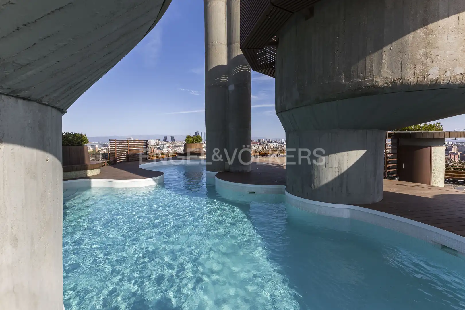 Swimming pool of Flat for rent in Madrid  with Air Conditioner, Heating and Furnished