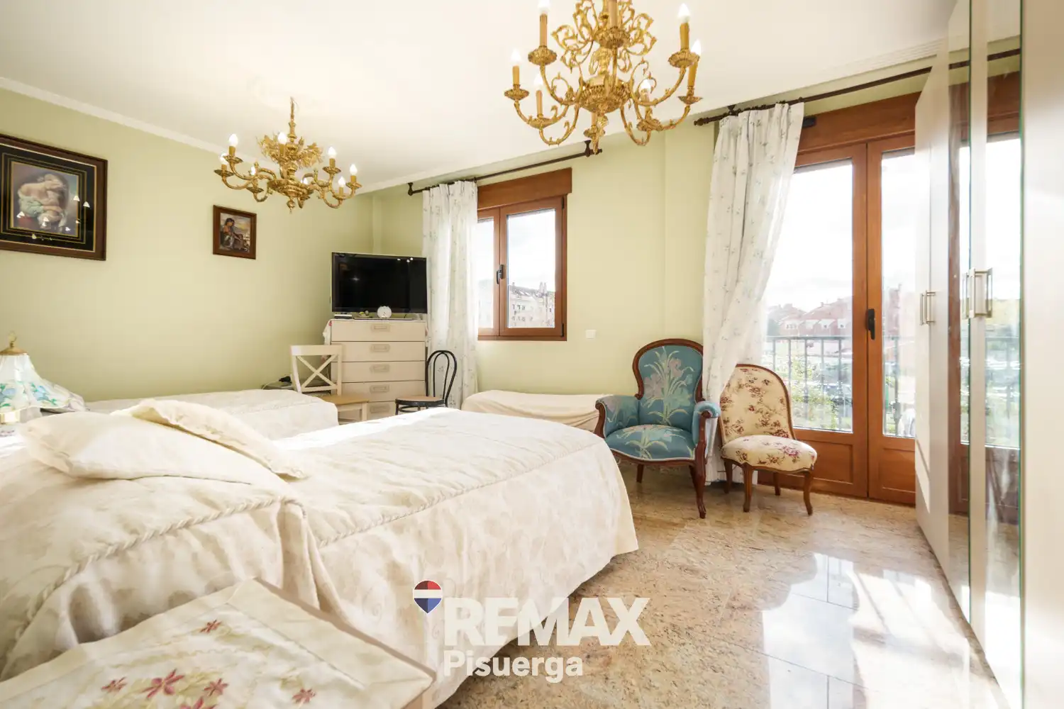Habitación de Casa o chalet en venta en Laguna de Duero con Aire acondicionado, Calefacción y Jardín privado