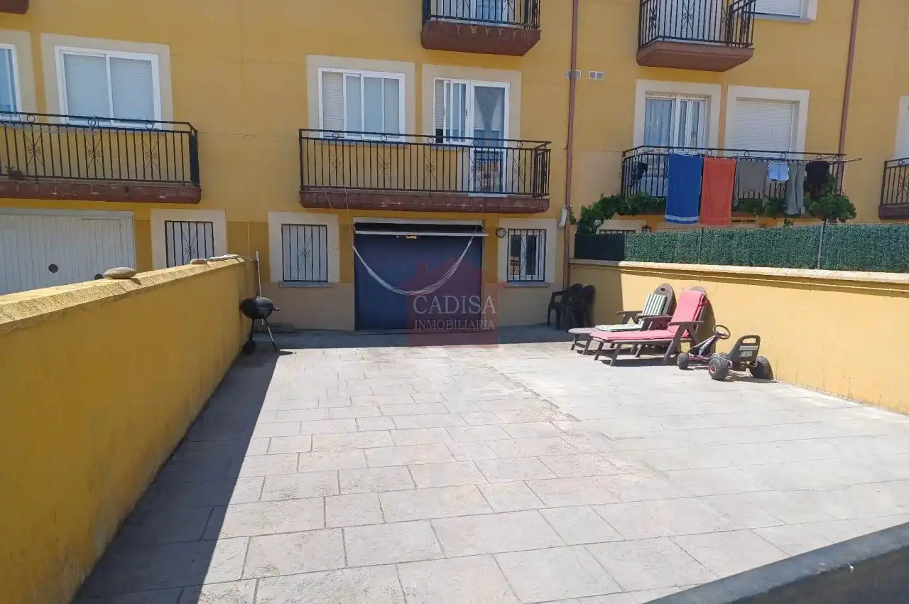 Aparcament de Casa adosada en venda en La Fuente de San Esteban  amb Calefacció, Jardí privat i Terrassa