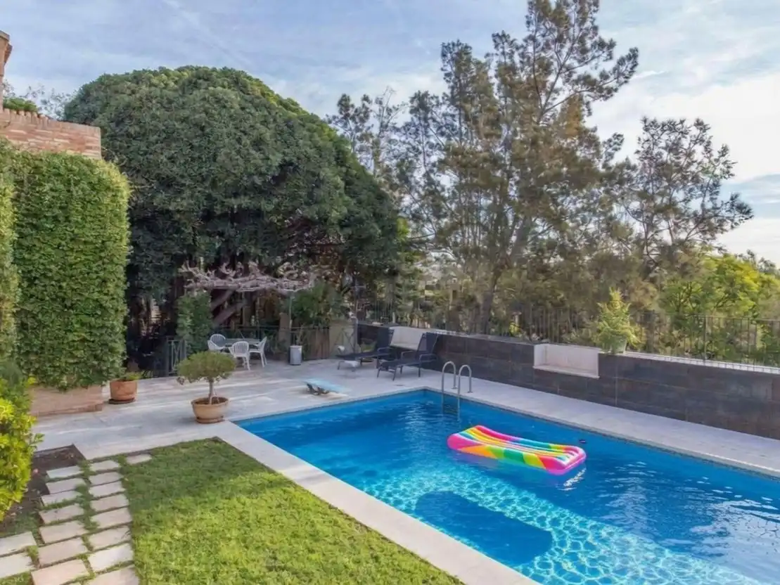 Chalet con piscina en venta en MANUEL OLIAG 6