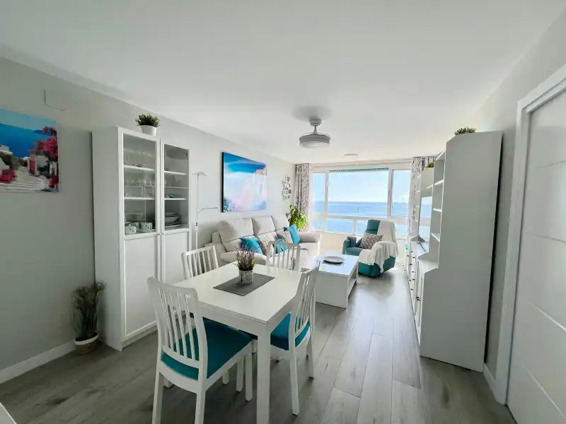 Sala d'estar de Pis en venda en Benalmádena amb Aire condicionat, Terrassa i Piscina