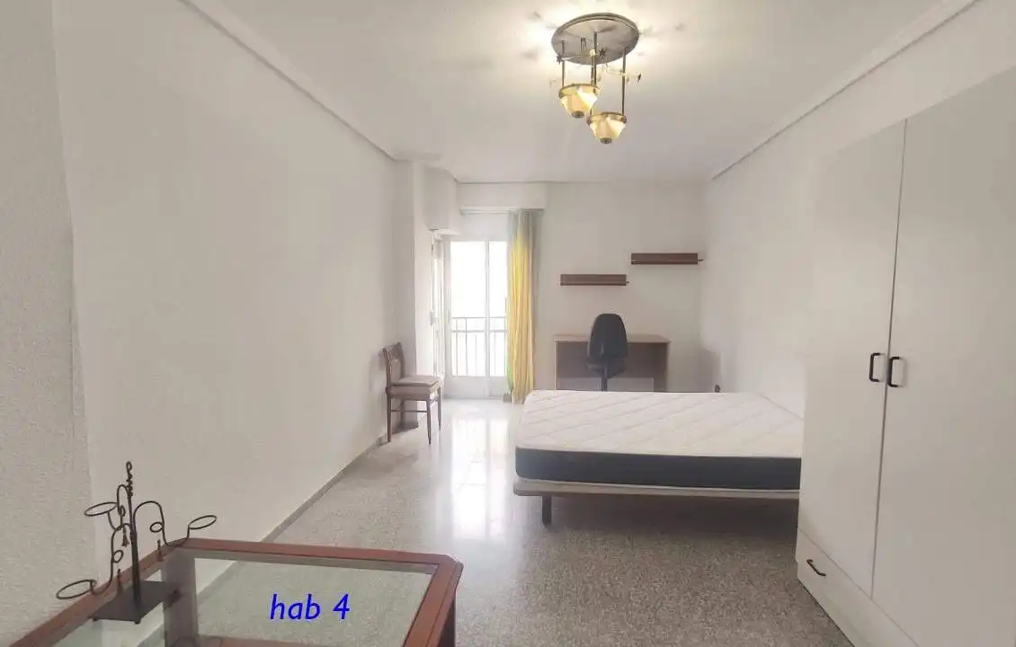 Bedroom of Flat for share in Elche / Elx