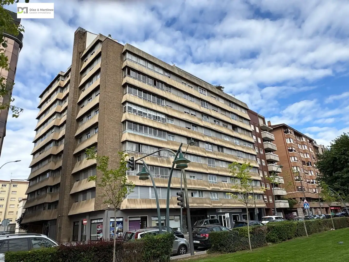 Vista exterior de Pis en venda en León Capital  amb Calefacció