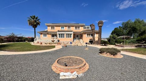 Esta impresionante villa, ubicada en un generoso terreno de 13000m, ofrece una lujosa combinación de vida moderna y encanto al air